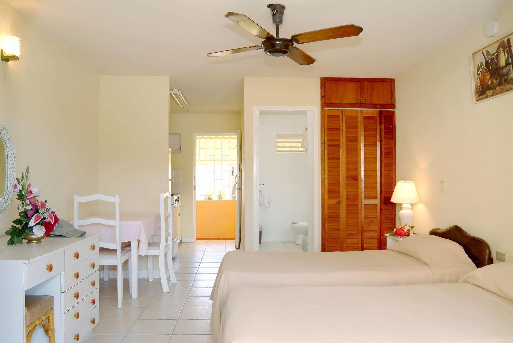 Carib Blue Apartments Oistins Dış mekan fotoğraf