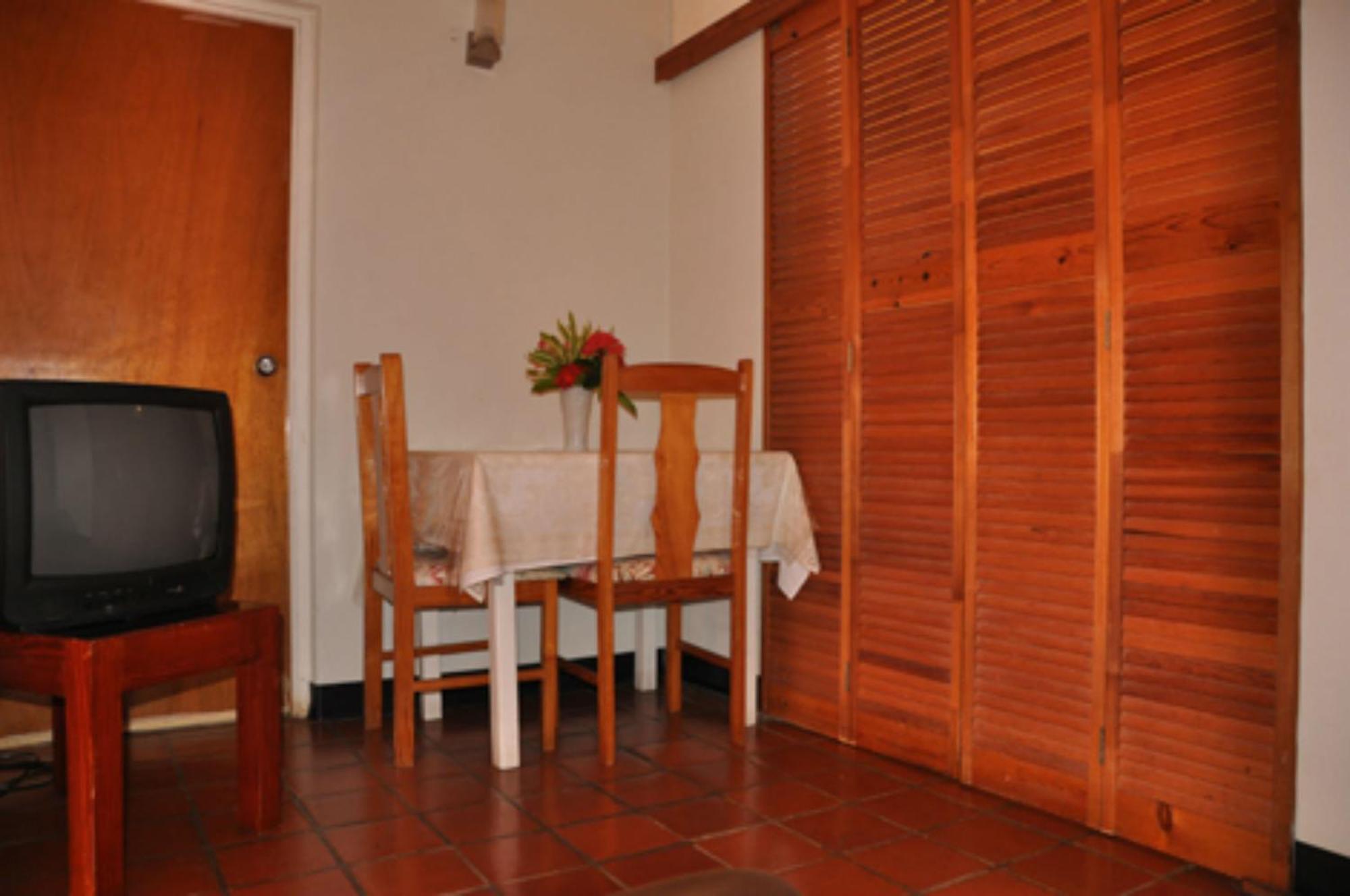 Carib Blue Apartments Oistins Dış mekan fotoğraf